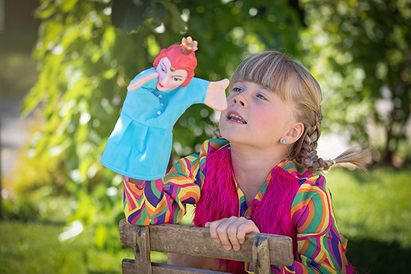 Mädchen mit Handpuppe